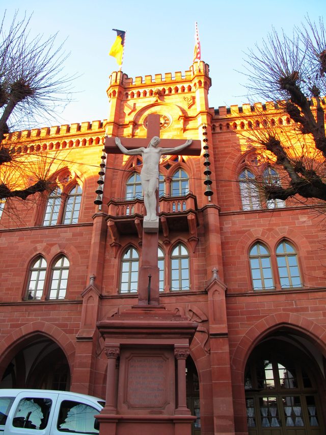 Kreuz von 1887 vor dem Rathaus von 1865 (Tauberbischofsheim)