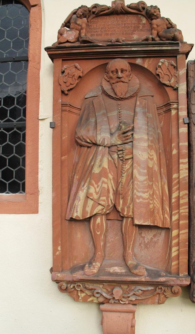 Der Grabstein des Caspar Stockmeister (+ 14.02.1613) an der Außenwand der Peterskapelle (1180)