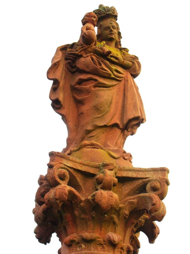 Wolferstetter Barockbildstock (1745) vor dem Haupteingang des Kreiskrankenhauses TBB