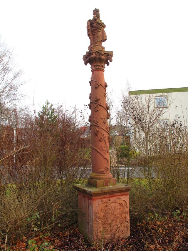 Wolferstetter Barockbildstock (1745) vor dem Haupteingang des Kreiskrankenhauses TBB