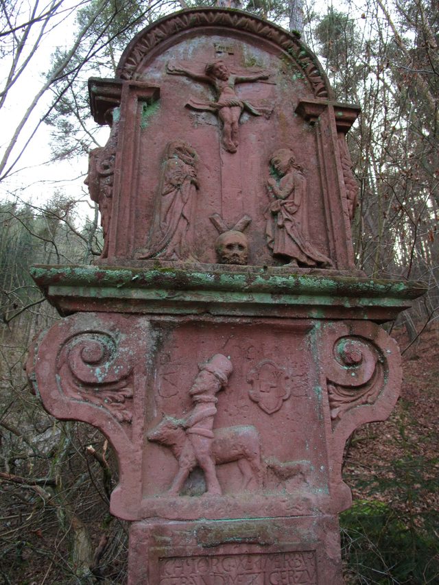 Der außergewöhnliche 'Metzgerstein' (1608) am Anfang des Gissigheimer Pfades