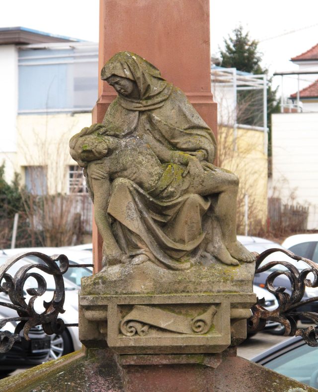 Reichlich verziertes Kreuz mit kleiner Pieta (1870)