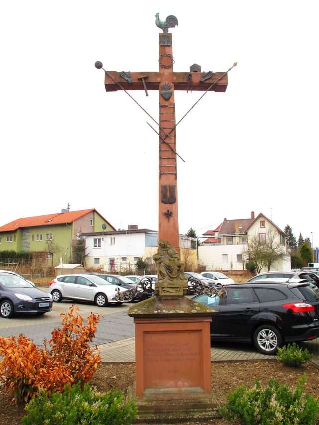 Reichlich verziertes Kreuz mit kleiner Pieta (1870)