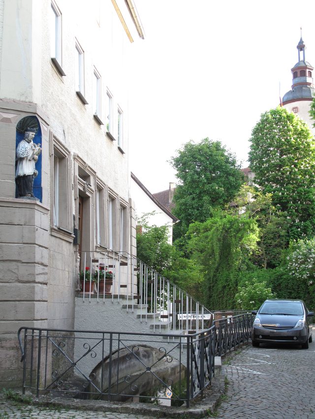 Haus mit Nepomuk am Mühlkanal (Manggasse, Ecke Eichstrasse; TBB)