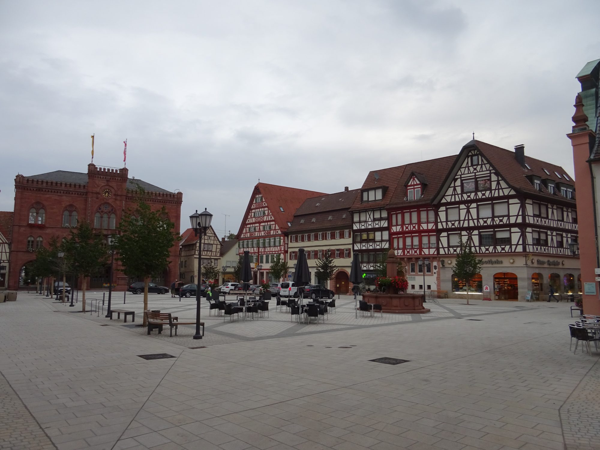 Der Marktplatz von Tauberbischofsheim mit Rathaus