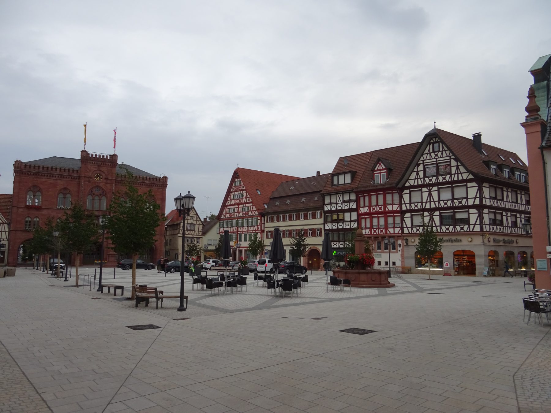 Der Marktplatz von Bischofsheim mit Fachwerkhäusern und neugotischem Rathaus