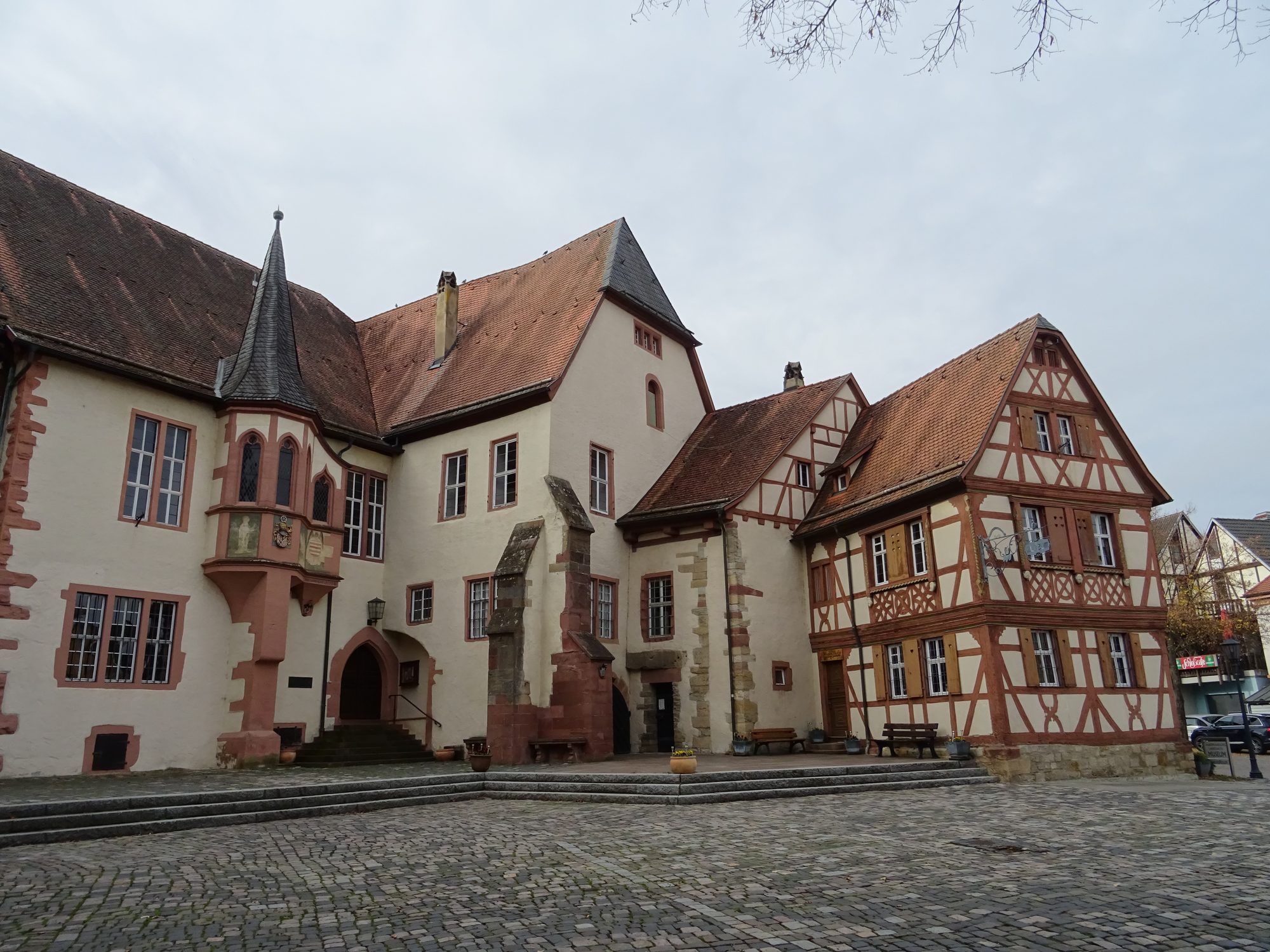 Der Hof des Schlosses in Tauberbischofsheim mit dem Palas und dem Kapellenerker