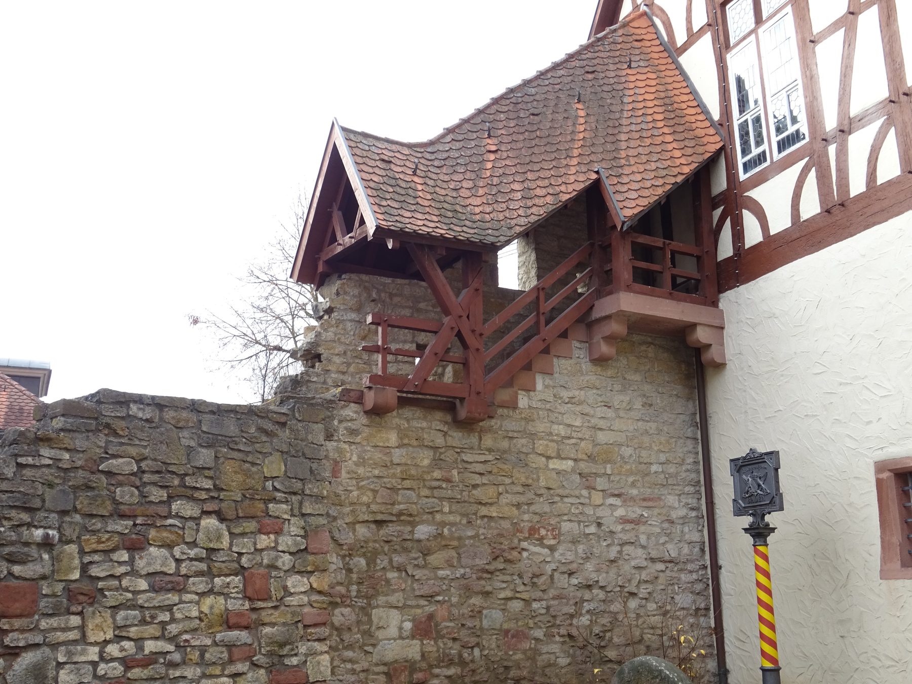 Stadtmauer und Schloss