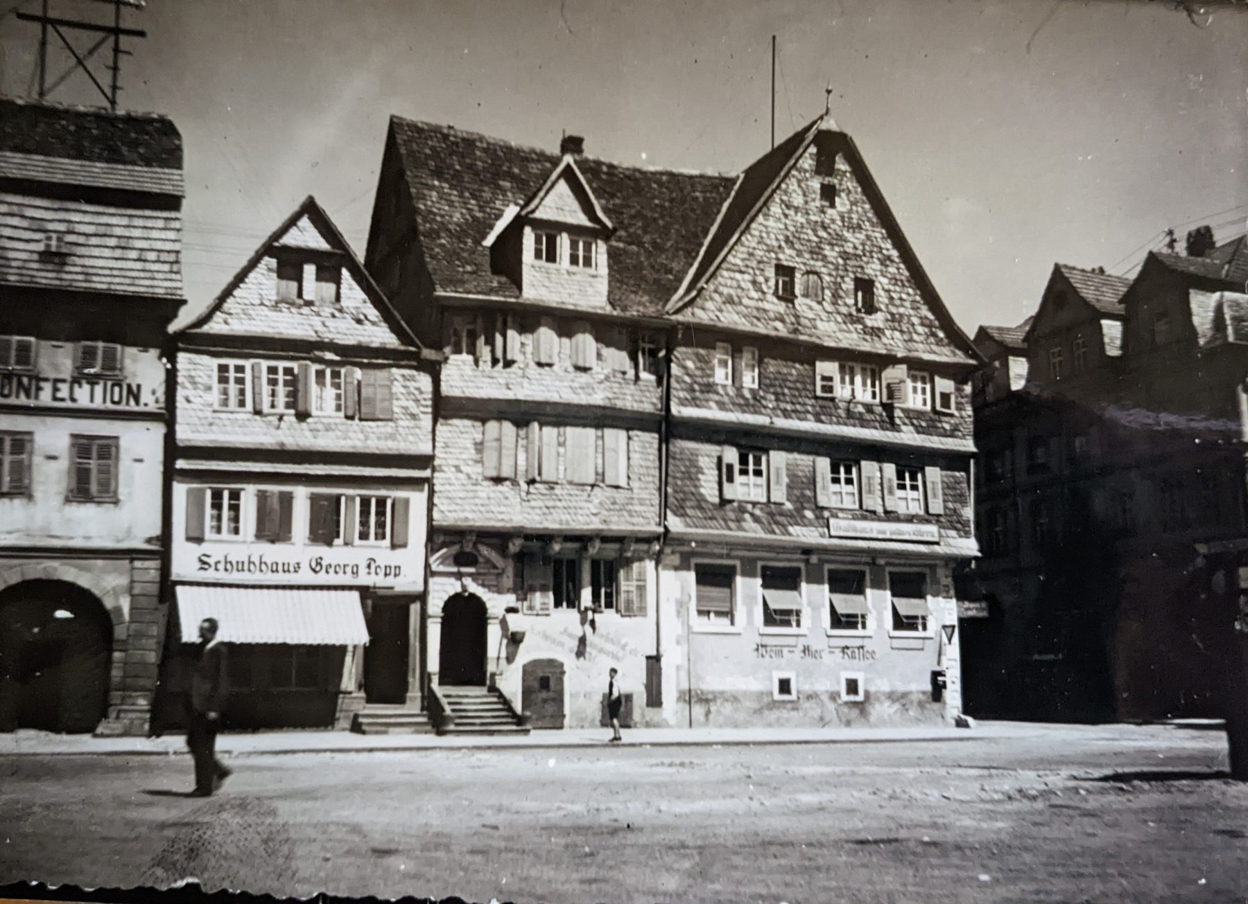 Der Gasthof „Zum Goldenen Stern“ vor dem Umbau zur Stern-Apotheke; links daneben das La-Roche-Haus im ursprünglichen Zustand